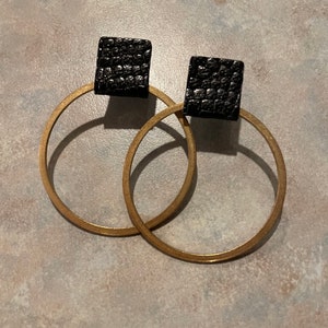 Leren metalen hoepels - The Patricia Earring - Zwart leer met slangenprint, messing hoepels, lichtgewicht, hypoallergene oorbellen