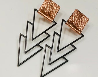 Pendientes triangulares de cuero metálico - El pendiente Amanda - Cuero de cobre metálico, triángulos negros, pendientes ultraligeros e hipoalergénicos