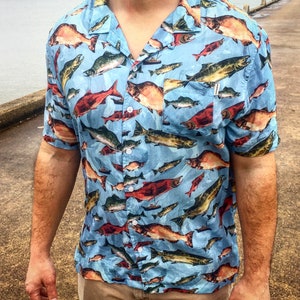 Salmon Fishes Shirt: Men&#39;s Alaska Outdoors Aloha Shirt