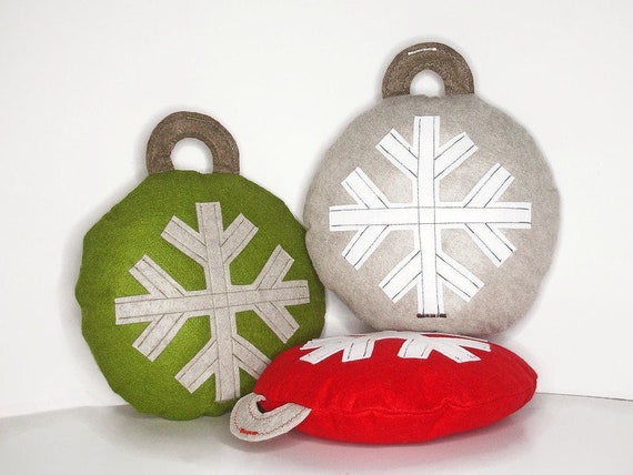round christmas pillows