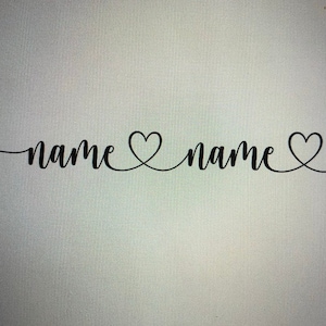Könnte beinhalten: Schwarzer, kursiver Schriftzug auf hellgrauem Hintergrund: "name" mit Herzsymbol, dann "name" mit Herzsymbol. Ein schlichtes, elegantes Design, ideal für personalisierte Geschenke.