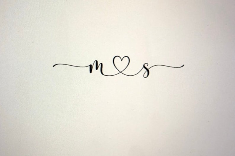 Puede incluir: Un dise&ntilde;o minimalista con las letras "m" y "s" conectadas por un s&iacute;mbolo de coraz&oacute;n en escritura negra. El dise&ntilde;o est&aacute; centrado en un fondo blanco, creando una est&eacute;tica limpia y elegante. Ideal para productos tem&aacute;ticos de bodas o parejas.