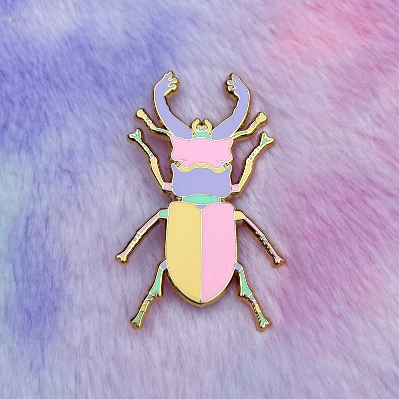Épingle en émail néon pastel scarabée cerf image 3