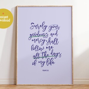 以下が含まれることがあります： 薄い紫色の印刷可能な壁の芸術プリントで、テキスト「Surely your goodness and mercy shall follow me all the days of my life」は紺色の筆記体で書かれています。テキスト「PSALM 23:6」は、メインテキストの下に小さなフォントで印刷されています。