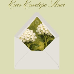 Puede incluir: Sobre Euro blanco con forro floral con flores de hortensia blancas sobre un fondo verde. El texto "TOG INK Euro Envelope Liner" está en la parte superior. Tamaño de la obra de arte: 15,88 cm x 23,16 cm, para un sobre Euro A7, tamaño: 13,34 cm x 18,42 cm.