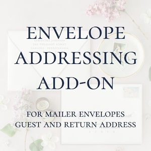 Puede incluir: Sobres blancos con el texto "ENVELOPE ADDRESSING ADD-ON" y "FOR MAILER ENVELOPES GUEST AND RETURN ADDRESS". La imagen incluye un plato pequeño con un sello y detalles florales.
