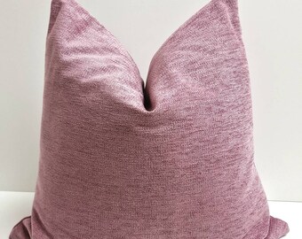 Capa de almofada em chenille rosa-pó com textura rosa-claro.