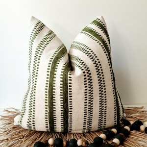 Capa de almofada listrada verde bege: almofada tribal boho chenille bege e verde oliva