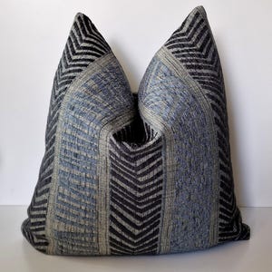 ブルーグレーのストライプ柄枕カバー、テクスチャードヘリンボーンクッション、織りシェニール枕