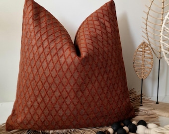 Funda de almohada geométrica de terracota: Tejido de lino y chenilla con diseño bohemio en tonos óxido / Todos los tamaños