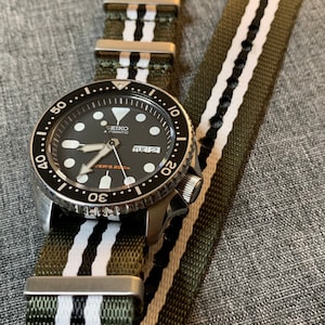 Correia de relógio militar premium com cinto de segurança de nylon / verde preto branco / aço inoxidável / novo 22 mm