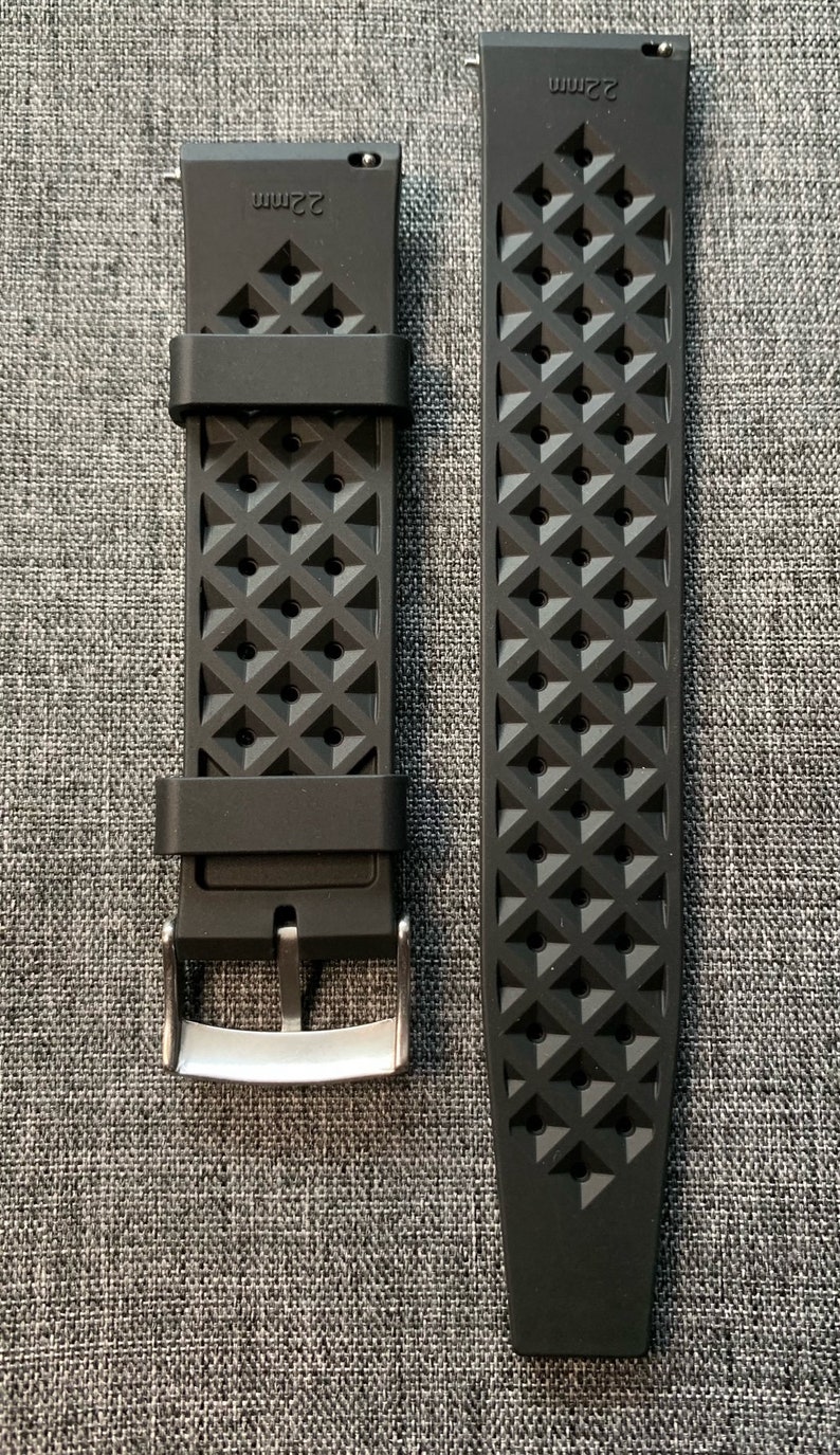 Puede incluir: Dos correas de reloj negras con un patr&oacute;n de diamante texturizado. Ambas correas est&aacute;n etiquetadas con "22 mm".