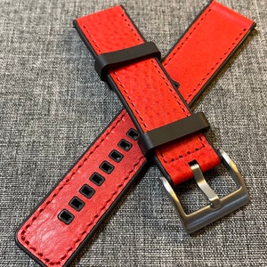 Op de afbeelding: Rood leren horlogeband met zwarte stiksels en een zwarte gesp. Het band heeft een gestructureerd oppervlak en is ontworpen voor een horloge met een lugbreedte van 20 mm.