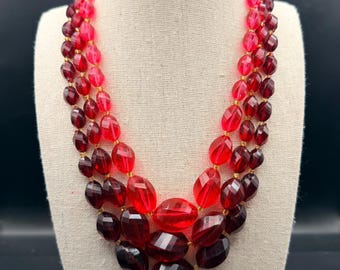 Collier de perles graduées en lucite rouge, Allemagne de l'Ouest, années 50