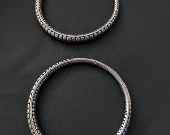 SILVERCOLORED BIG HOOP Earweights with Pattern ab 25 Euro