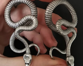 Silvercolored Serpent Hangers ab 25 Euro