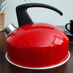 Vintage red metal kettle 70s, mid century water heater for gas stoves or camping, country kitchen decoration, gift for lovers of the 70s