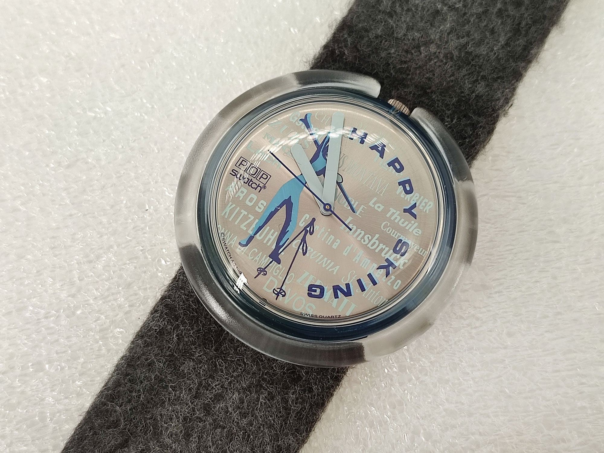 New vintage Pop Swatch HAPPY SKIING PWN114 for skiers never worn with new battery, leather band with felt, great for collectors, gift