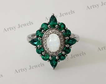 Anillo solitario floral de piedra lunar con detalles de esmeralda y moissanita. Un regalo de compromiso único para ella.