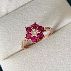 Anillo de compromiso con rubíes florales en oro rosa: un regalo para ella.