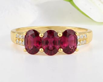 Anello Trilogy ovale con rubino, anello vistoso in oro con dettagli in moissanite