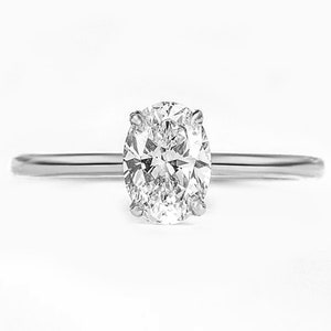 Op de afbeelding: Een zilveren ring met een grote, heldere ovale diamant.