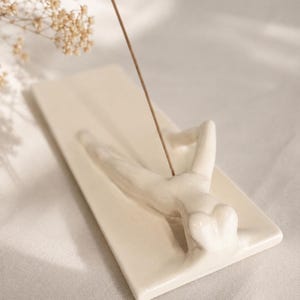 Porta incienso de forma orgánica – Cerámica de arcilla blanca hecha a mano – Decoración minimalista para el hogar
