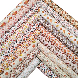 Könnte beinhalten: Eine Sammlung von Papierbögen mit Herbstmustern. Die Bögen zeigen verschiedene Muster von Blättern, Eicheln und Kürbissen in Orange-, Gelb- und Brauntönen, die eine herbstliche Ästhetik erzeugen. Das Papier ist diagonal angeordnet.