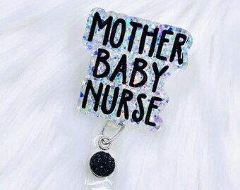 Może przedstawiać: Identyfikator z błyszczącą, opalizującą akrylową nakładką z czarnym napisem MOTHER BABY NURSE. Nakładka jest przymocowana do zwijanego sznurka z małym czarnym okrągłym akcentem i przezroczystym plastikowym paskiem.