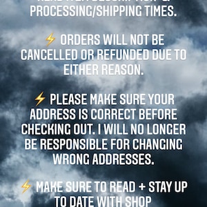 Puede incluir: Una imagen basada en texto con un fondo de cielo tormentoso. El texto dice: "Antes de comprar, por favor lea la descripci&oacute;n del art&iacute;culo y los tiempos de procesamiento/env&iacute;o. Los pedidos no se cancelar&aacute;n ni se reembolsar&aacute;n por ning&uacute;n motivo. Por favor, aseg&uacute;rese de que su direcci&oacute;n sea correcta antes de finalizar la compra. Ya no ser&eacute; responsable de cambiar las direcciones incorrectas. Aseg&uacute;rese de leer y mantenerse al d&iacute;a con los anuncios de la tienda para obtener informaci&oacute;n importante."