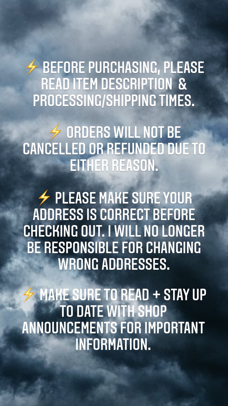 Puede incluir: Una imagen basada en texto con un fondo de cielo tormentoso. El texto dice: "Antes de comprar, por favor lea la descripci&oacute;n del art&iacute;culo y los tiempos de procesamiento/env&iacute;o. Los pedidos no se cancelar&aacute;n ni se reembolsar&aacute;n por ning&uacute;n motivo. Por favor, aseg&uacute;rese de que su direcci&oacute;n sea correcta antes de finalizar la compra. Ya no ser&eacute; responsable de cambiar las direcciones incorrectas. Aseg&uacute;rese de leer y mantenerse al d&iacute;a con los anuncios de la tienda para obtener informaci&oacute;n importante."