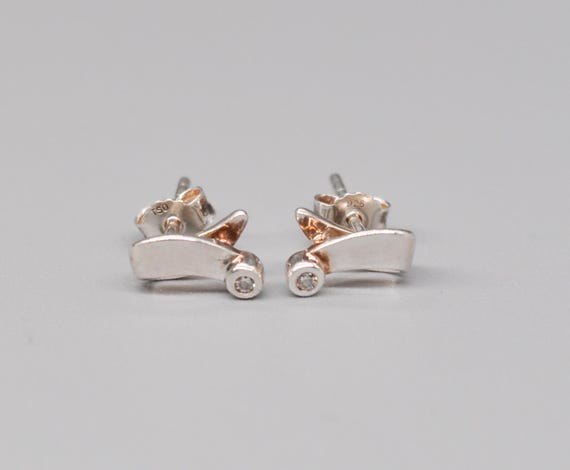 Pair of 925 Sterling Silver 6 Gem Curve Minimal Earrings Pair of 925 Sterling Silver 6 Gem Curve Minimal Earrings