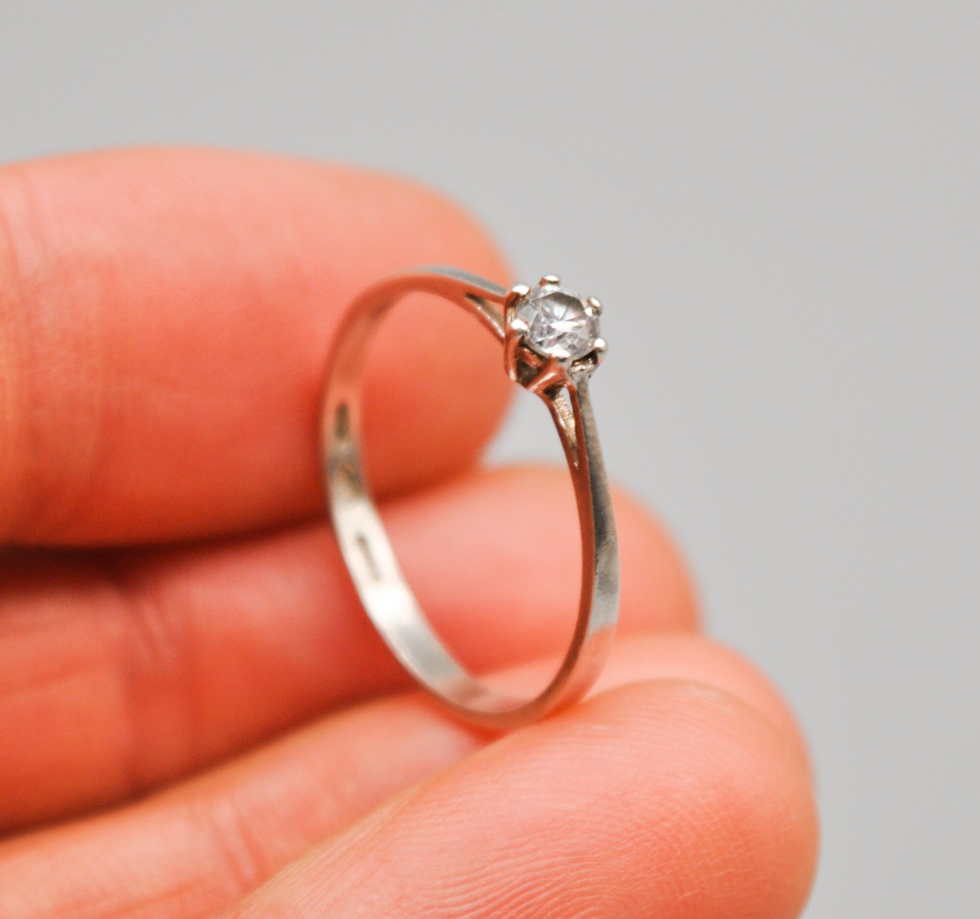 Vintage Sterling Silver Ring With Colorless Rhinestone. Size Vintage Sterling Silver Ring With Colorless Rhinestone. Size