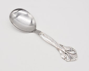 Cuchara para servir de acero inoxidable con mango de plata esterlina estilo Art Nouveau danés vintage de 1943 de Johannes Siggaard.
