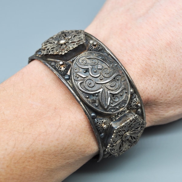 Bracelet jonc ovale tunisien ancien en argent 800.