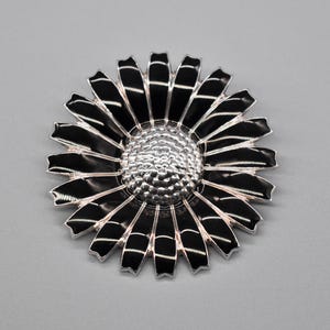 GEORG JENSEN デンマーク製ブラックエナメル 925 スターリングシルバー デイジー ブローチ/ペンダント。長さ 43 mm。