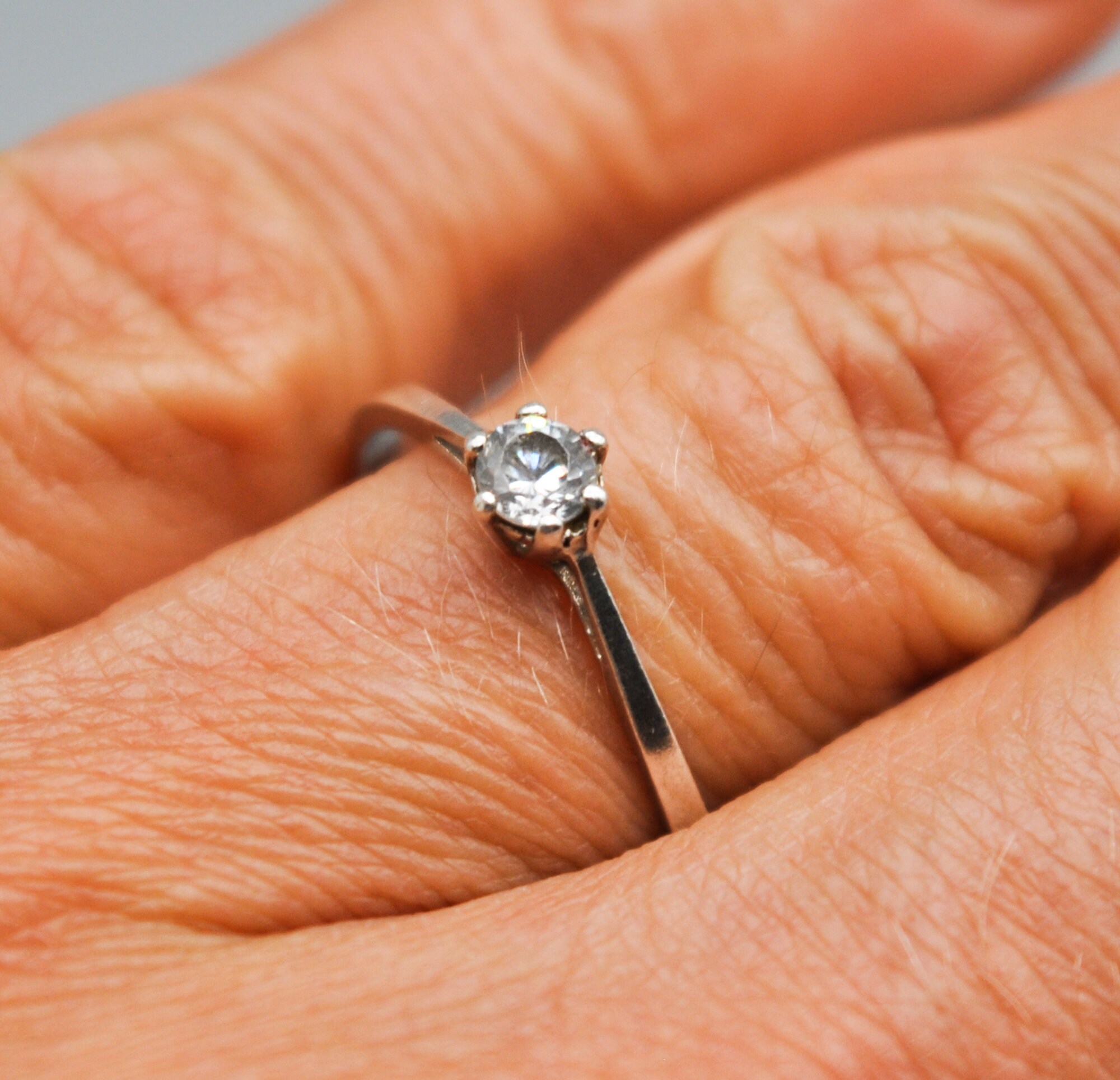Vintage Sterling Silver Ring With Colorless Rhinestone. Size Vintage Sterling Silver Ring With Colorless Rhinestone. Size