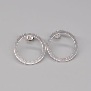 Vintage 925 Sterling Silver Round Earrings.