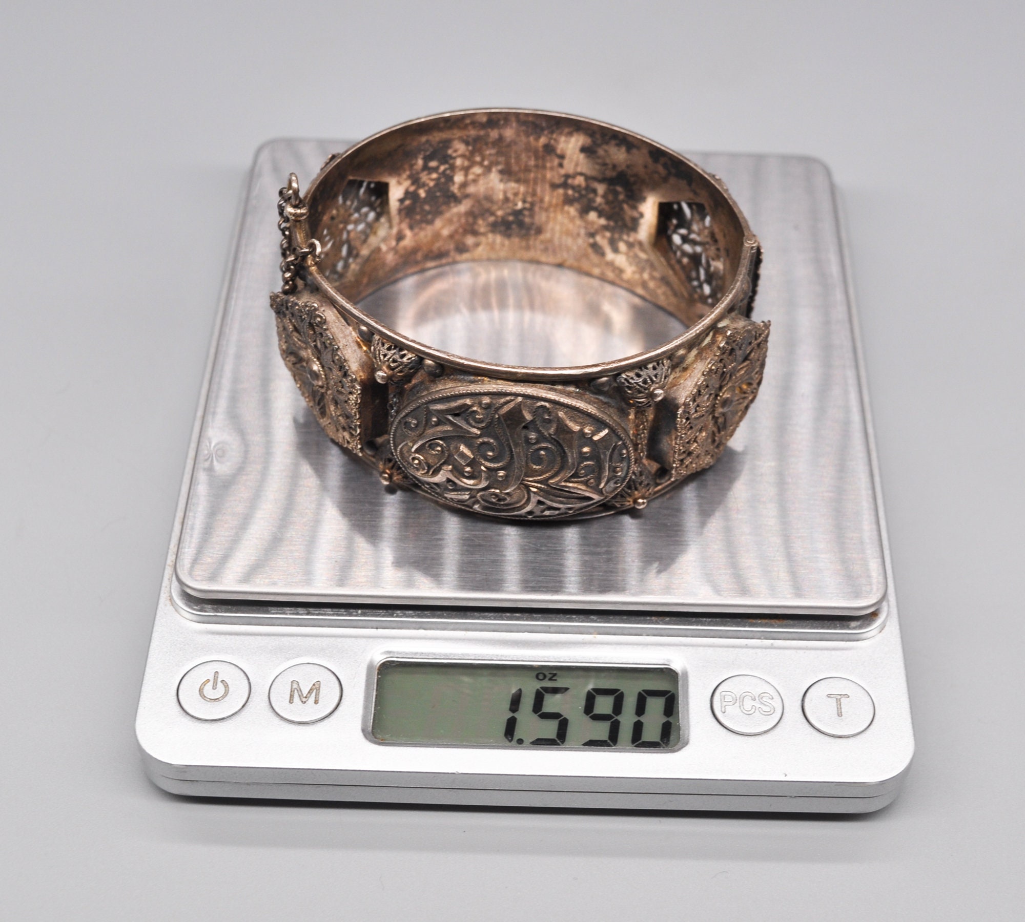 アンティークのチュニジア産 800 シルバーのオーバル バングル