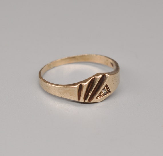 10K gold Ring with coral, size 8 (LIND) 10K gold Ring with coral, size 8 (LIND)