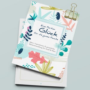 Może przedstawiać: Okładka książki z kolorowym abstrakcyjnym wzorem przedstawiającym liście, kwiaty i kształty geometryczne. Tytuł książki to "Eine Portion Glück für die ganze Familie", co w tłumaczeniu oznacza "Porcja szczęścia dla całej rodziny".