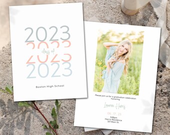 Può includere: Invito di laurea con una foto di una giovane donna in un abito blu. L'invito è per Lauren Harris, classe 2023, e include la data, l'ora e il luogo della celebrazione.