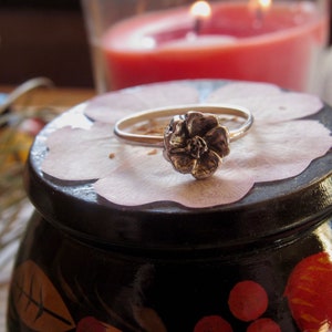 Anillo de rosa silvestre, anillo de rosa, anillo de rosa de plata, anillo floral de plata, anillo floral, anillo de apilamiento de plata, anillo para ella, anillo de memoria