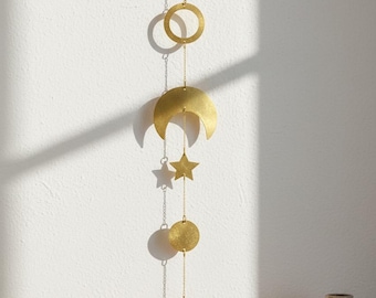 Guirnalda de luna y estrellas de latón KOOS – Decoración de pared bohemia – Hecha a mano – Decoración dorada artesanal