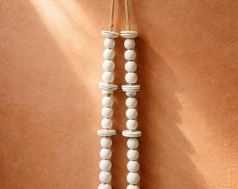 MALA 01 – Colgante de pared de arcilla blanca – Decoración de pared minimalista – Collar de pared hecho a mano – Pieza única 65 cm