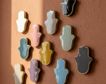 Khmisa artesanal en zellige y latón – Objeto decorativo hecho a mano – Mano de Fátima