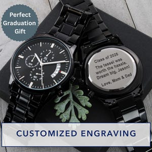 Peut inclure: Deux montres-bracelets noires avec cadrans chronographes et affichage de la date. L'une des montres porte l'inscription "Class of 2026" et un message personnalisé gravé au dos. L'image comprend également le texte "Perfect Graduation Gift" et "CUSTOMIZED ENGRAVING".