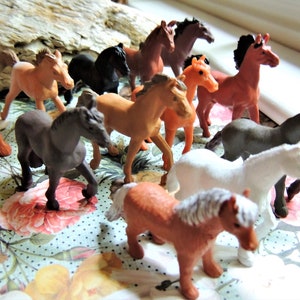 MINIATURE HORSE Figurine Figure Fairy Garden Dollhouse Diorama Terrarium Accessory Mini Farm Animal Pony Safari Ltd Toob Stallion Clydesdale