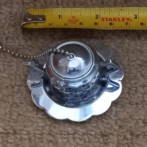 Infusor de chá vintage representado como uma chaleira de super qualidade, feito de latão e cromado em muito bom estado, pronto para atendê-lo