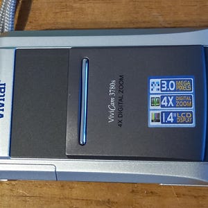 Op de afbeelding: Een zilveren Vivitar ViviCam 3780s digitale camera met een 4x digitale zoom, 3,0 megapixels en een 1,4 inch LCD-scherm.